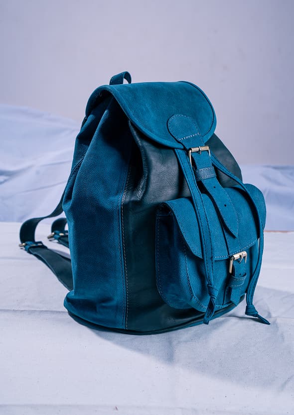 Sac à dos en cuir bleu artisanal marocain