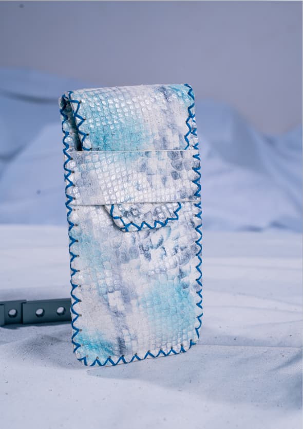 Étui en cuir marocain tissé aux teintes pastel