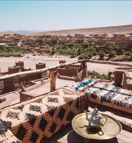 Vue marocaine avec tapis et service à thé