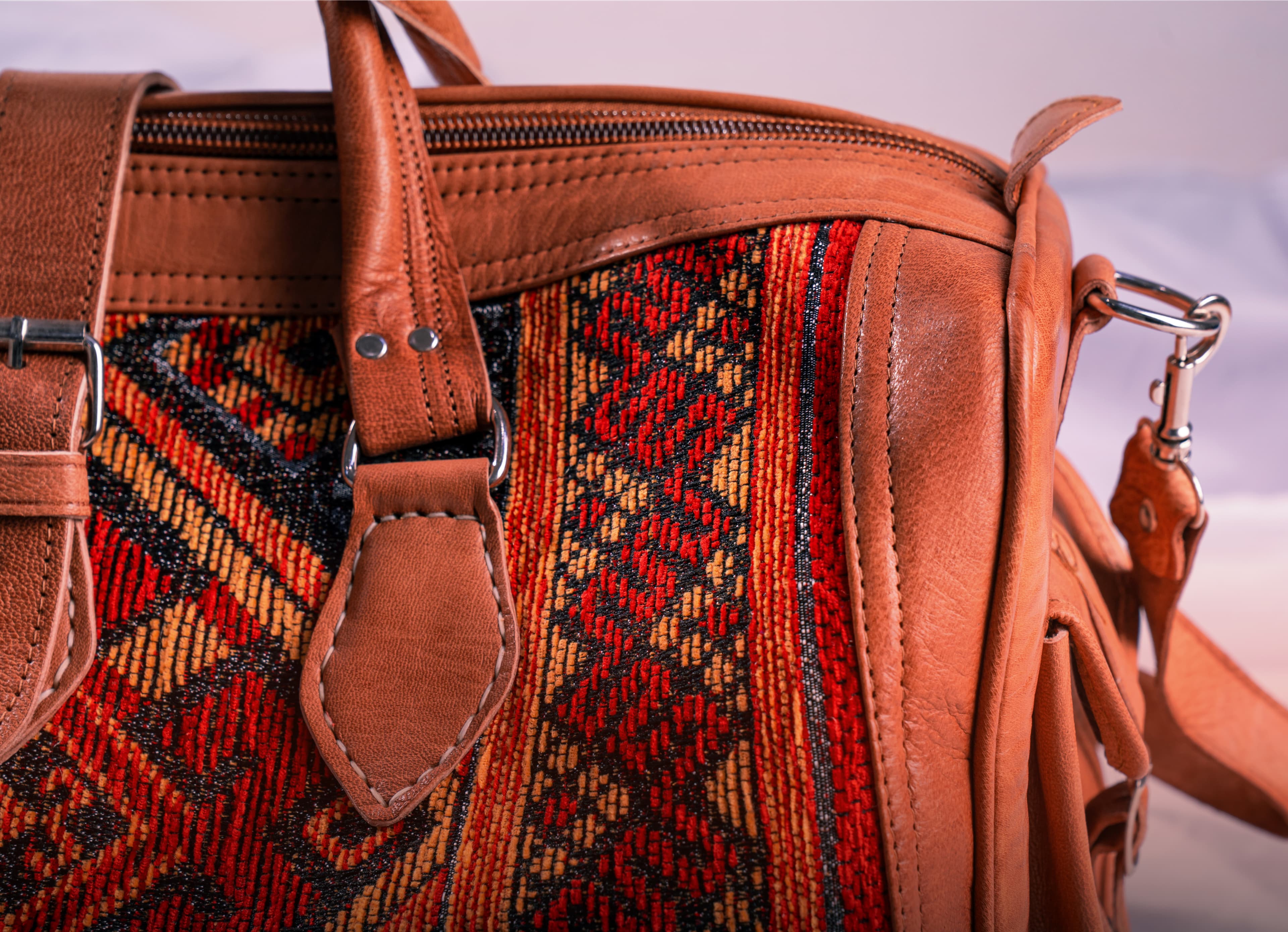 Sac en cuir marocain avec tissage berbère coloré