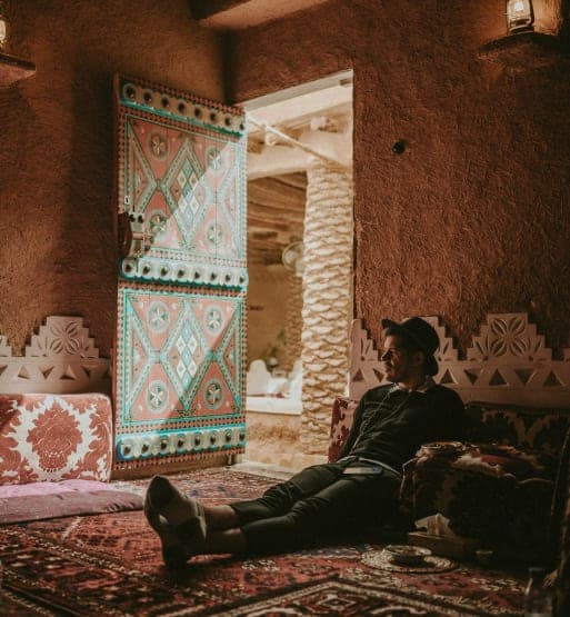 Intérieur marocain chaleureux avec une porte ouverte et une assise traditionnelle