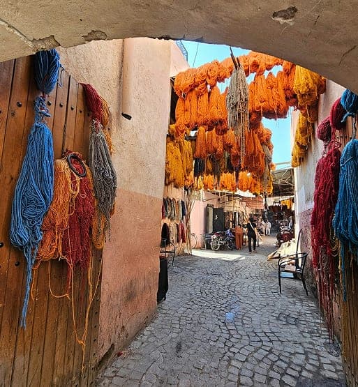 Allée marocaine ornée de fils colorés et de textiles artisanaux