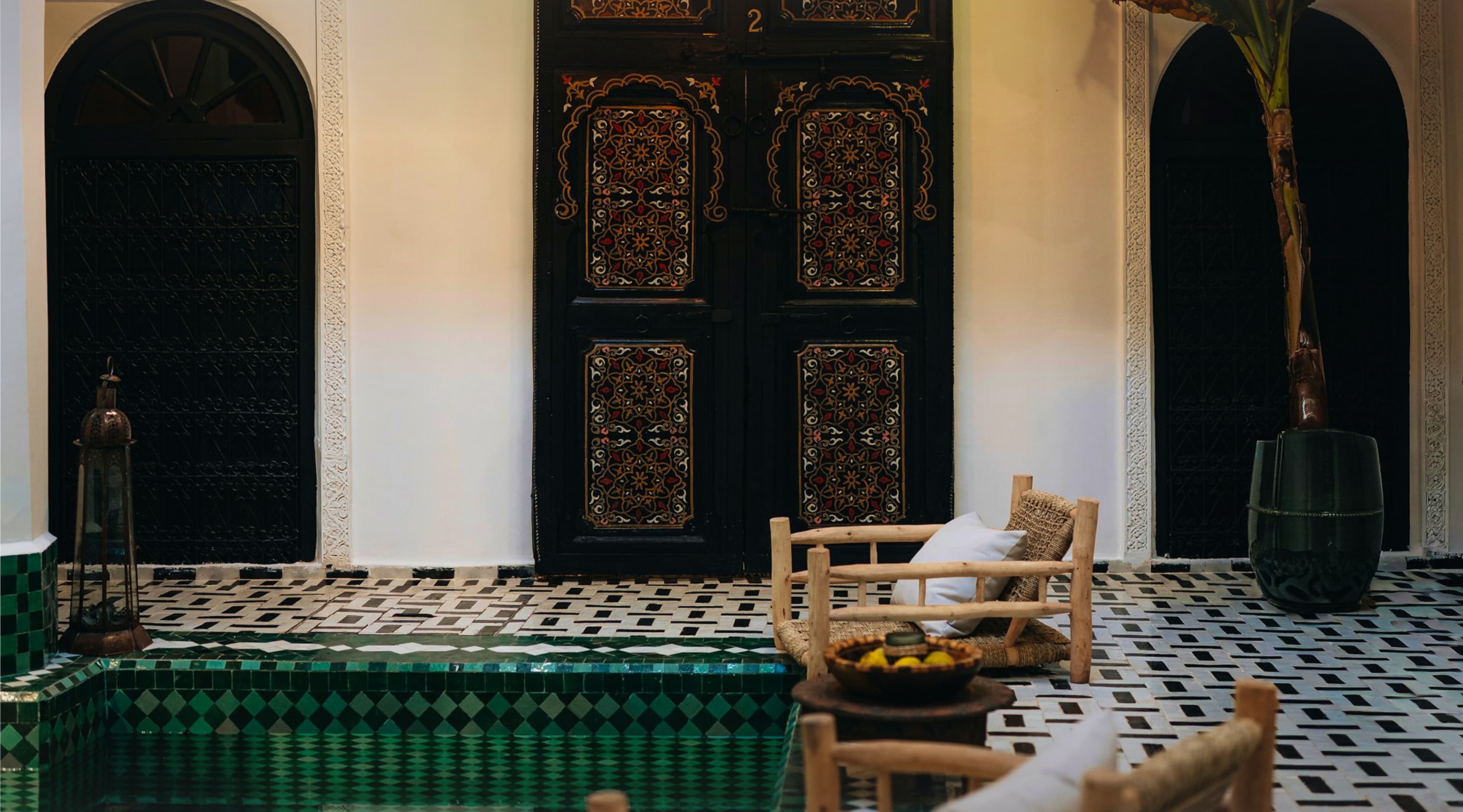 Cour intérieure avec des détails artisanaux marocains
